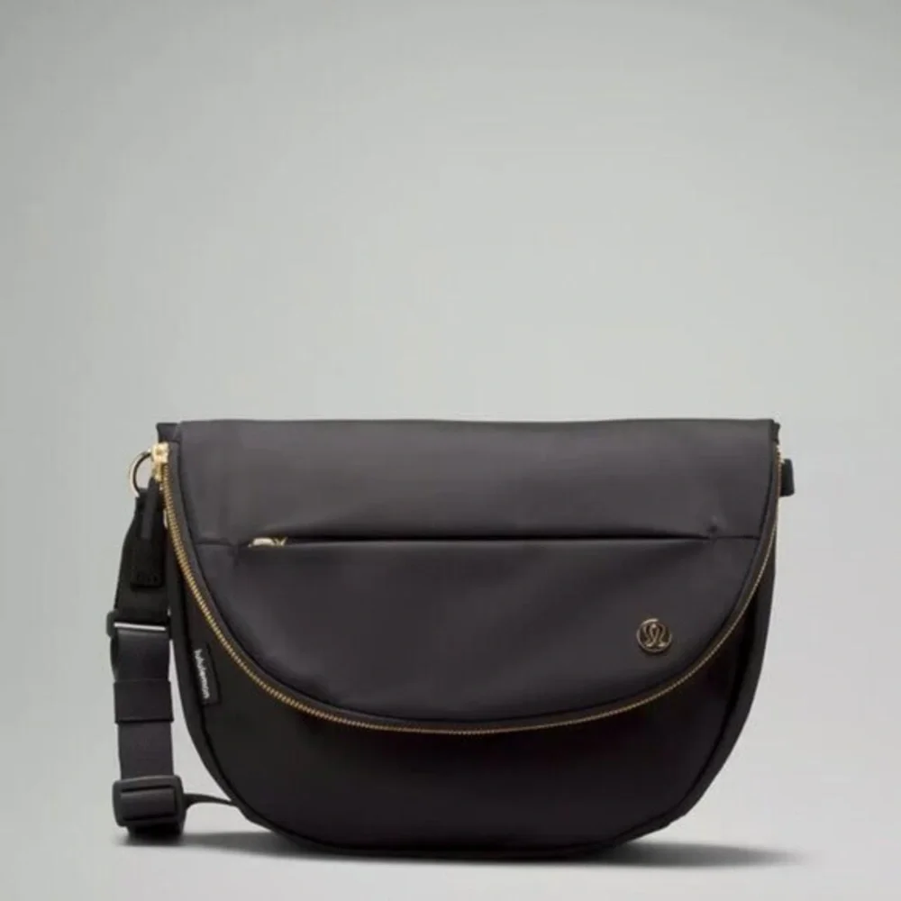 💼Lululemon - All Night Festival Bag - Micro 2L - Black/Gold
